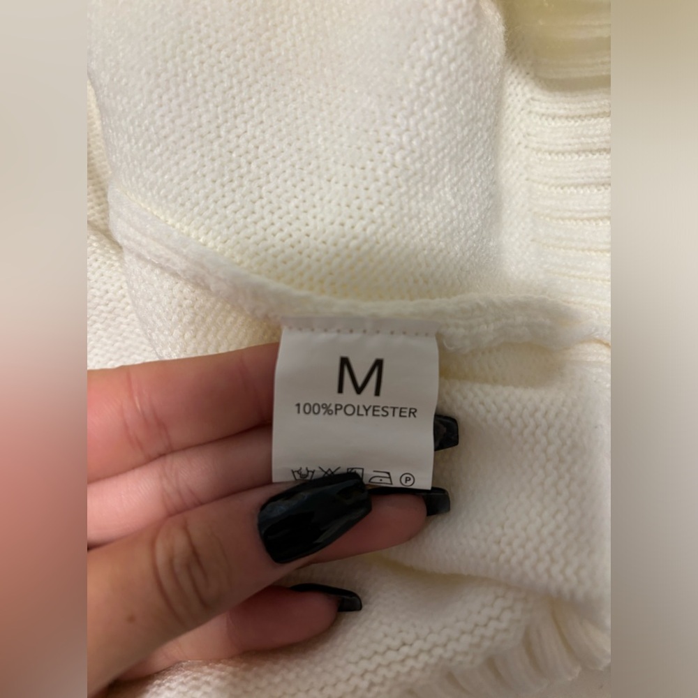 Amazon Cream Crewneck Sweater with Red and Blue Flag Motif - Picture 5 of 6